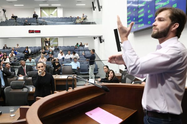 Imagem: Professor Adriano Gianotto: "Precisamos nos comunicar. Precisamos de acessibilidade"