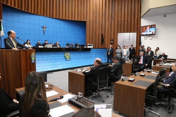 Imagem: Deputados durante sessão plenária 