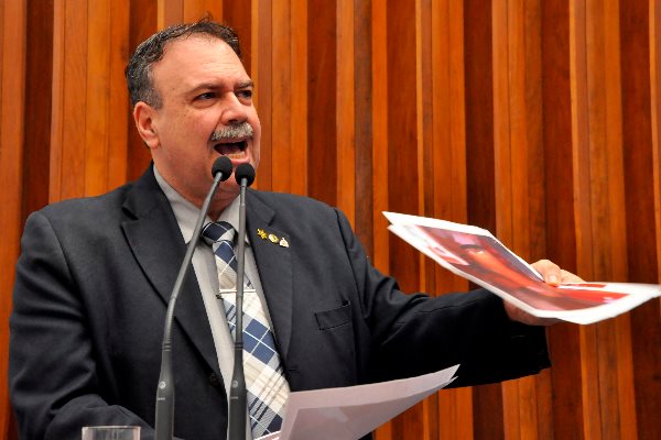 Imagem: Dr. Paulo Siufi mostrou matérias da imprensa com furtos a templos evangélicos e católicos