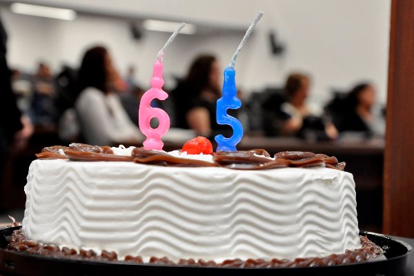 Imagem: Bolo de aniversários dos 65 da Escola Vespasiano Martins, instituição homenageada em audiência