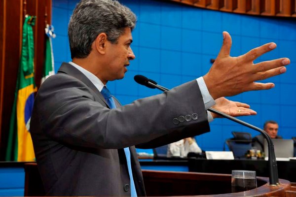 Imagem: Professor Rinaldo celebra o início das atividades do Hospital do Trauma