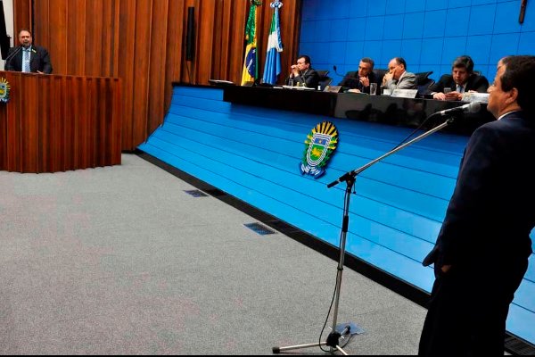 Imagem: Deputados durante sessão ordinária 