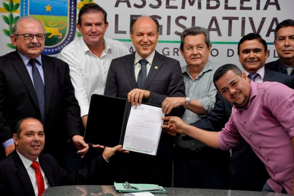 Imagem: O ato de promulgação reuniu as comunidades jurídicas e política