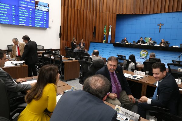 Imagem: Deputados no plenário da Assembleia Legislativa