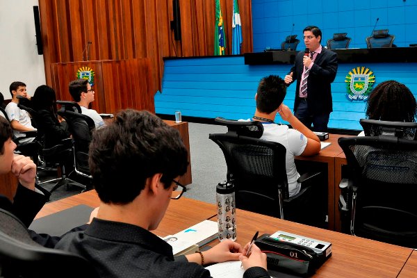 Imagem: Médico Victor Pires palestras aos deputados estudantes sobre prevenção do câncer de mama