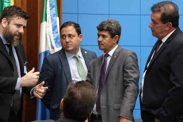 Imagem: Deputados na sessão ordinária desta terça-feira; entre projetos apresentados, está o da LOA