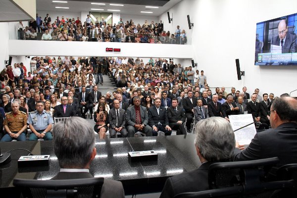 Imagem: Personalidades são homenageadas durante sessão solene na noite desta quarta-feira