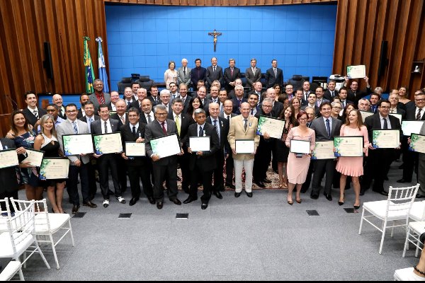 Imagem: Homenageados durante sessão na Assembleia