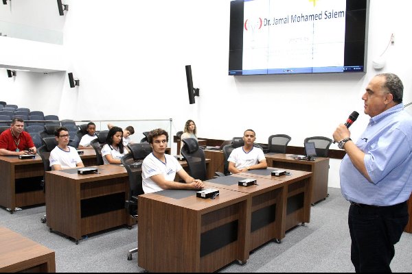 Imagem: Médico Jamal Salem palestra aos estudantes sobre doenças relativas à próstata