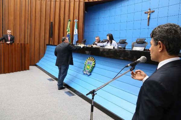 Imagem: Deputados durante sessão ordinária 