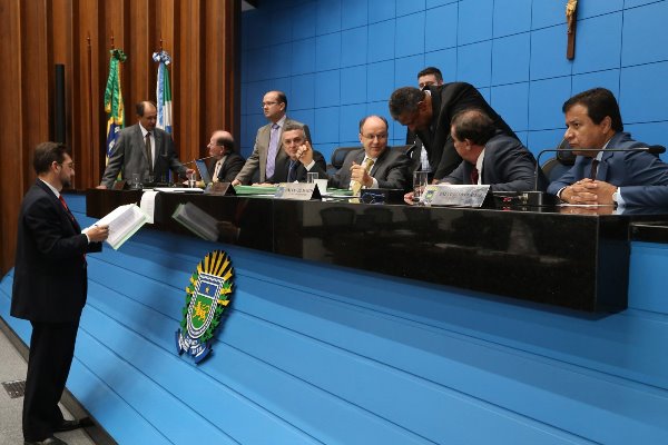 Imagem: Deputados no plenário em sessão ordinária