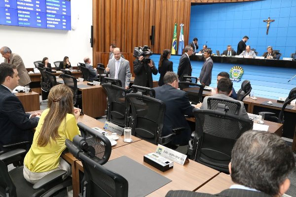 Imagem: Deputados na sessão desta terça-feira; projetos do Executivo foram apresentados hoje