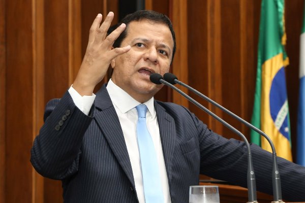 Imagem: Deputado Amarildo Cruz foi o primeiro à subir na tribuna para questionar o futuro do país