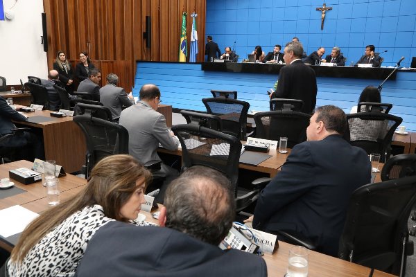 Imagem: Deputados no plenário; para a sessão de hoje, a pauta lista 23 matérias