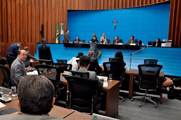 Imagem: Deputados durante sessão desta terça-feira