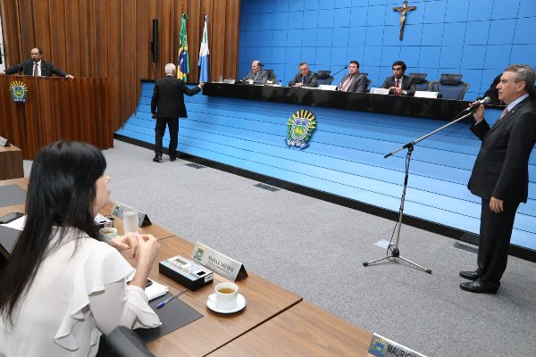 Imagem: Deputados durante sessão ordinária 