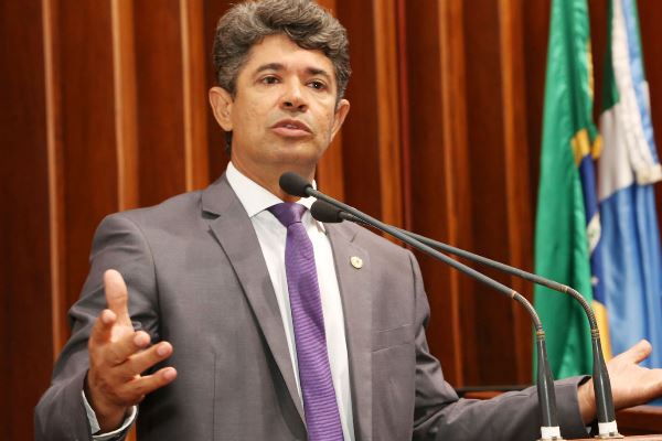 Imagem: Deputado Professor Rinaldo (PSDB) durante discurso em prol da segurança pública em MS
