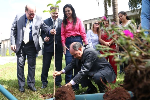 Imagem: Presidente Junior Mochi e deputados participaram de ato nos jardins que dão acesso ao Palácio Guaicurus