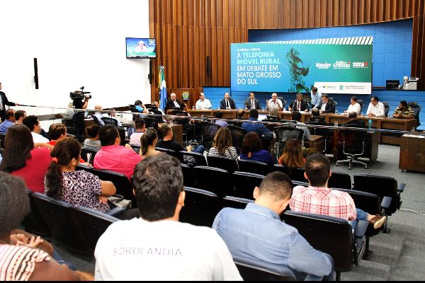 Imagem: Nesta segunda-feira, autoridades debateram a telefonia móvel na área rural