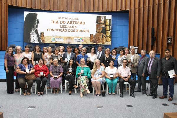 Imagem: Artesãos homenageados com a Medalha Conceição dos Bugres