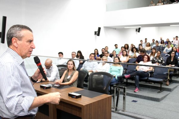 Imagem: Presidente da Assembleia, deputado Paulo Corrêa (PSDB) fala aos servidores que assistiam as palestras