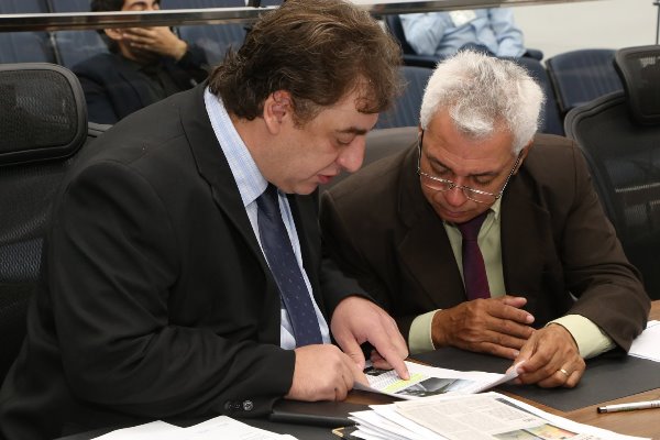 Imagem: Neno Razuk (à esquerda) explicou a Cabo Almi que o comércio de jacarés poderá render até R$ 1 bilhão ao Estado