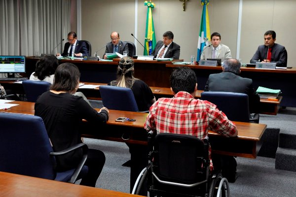 Imagem: A reunião da CCJR acontece todas as quartas-feiras, às 8h, no Plenarinho Nelito Câmara