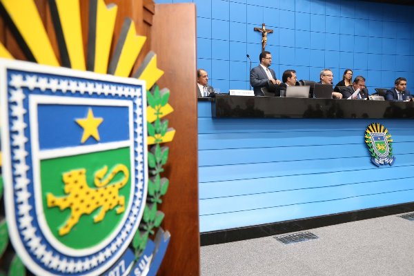 Imagem: Deputados no plenário durante sessão ordinária