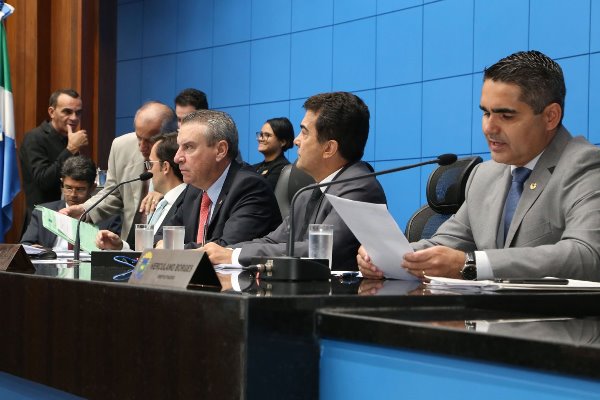 Imagem: Deputados durante a sessão devem apreciar projeto de lei e veto