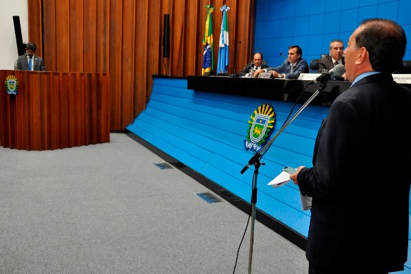 Imagem: Professor Rinaldo, na tribuna, abordou a importância do uso da água e foi aparteado por Gerson Claro