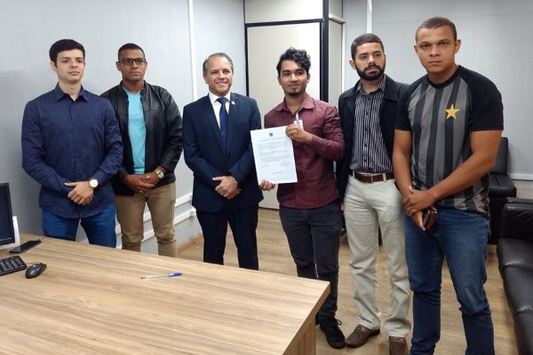 Imagem: Futuros policiais vieram até o gabinete do parlamentar para agradecer pessoalmente a intervenção junto ao Governo