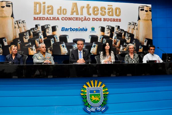 Imagem: Deputados entregam homenagens a artesãos de MS