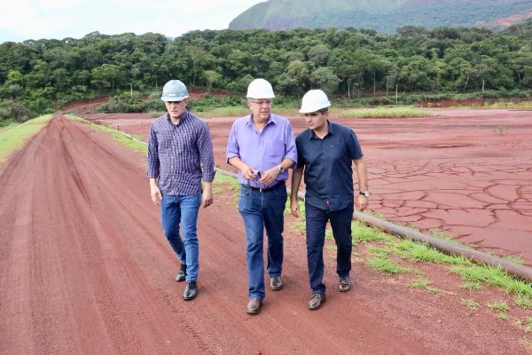 Imagem: Deputados Lucas de Lima, Evander Vendramini e Herculano Borges em visita a Corumbá