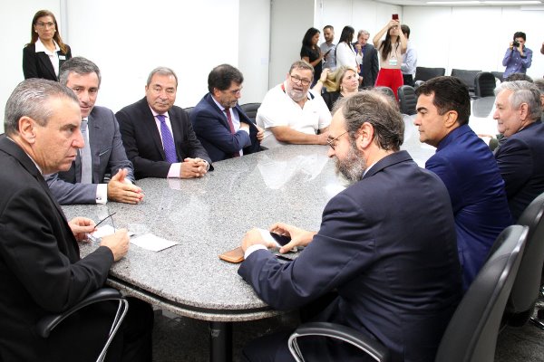 Imagem: Deputado Paulo Corrêa, o cônsul Paulo Nascimento e demais participantes da reunião