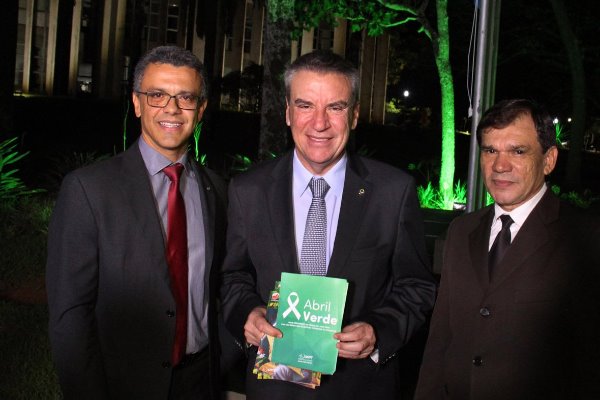 Imagem: Juiz Marcio Alexandre, presidente Paulo Corrêa e desembargador João de Deus aliados pela prevenção de acidentes de trabalho