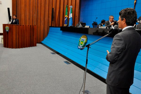 Imagem: Parlamentares durante sessão plenária da Assembleia Legislativa