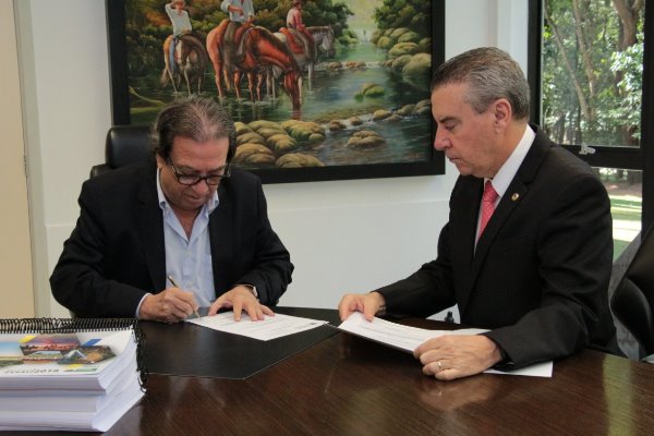 Imagem: Presidente do TCE-MS recebe documentos e ressalta cumprimento de prazos por parte da ALMS