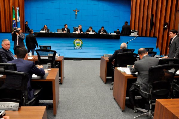 Imagem: Deputados durante sessão plenária da Assembleia Legislativa
