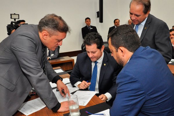 Imagem: Renato Câmara (sentado) e Lucas de Lima (à esquerda) estão à frente da Comissão