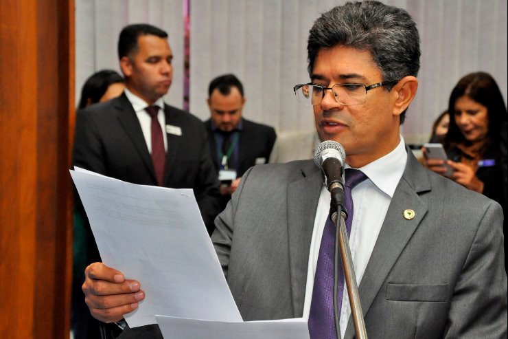 Imagem: Professor Rinaldo, ao propor a realização da solenidade de instalação da AFLAMS na Casa de Leis