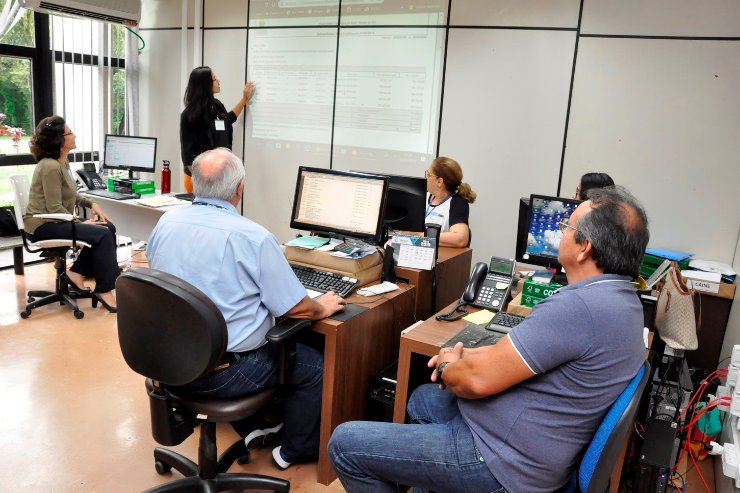 Imagem: Treinamento foi ministrado aos servidores pela representante da empresa Az Teconologia, Ligia Franco 