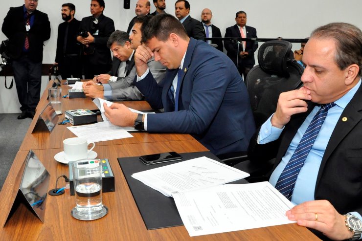 Imagem: Deputados analisando propostas de diferentes temas que tramitam no Poder Legislativo