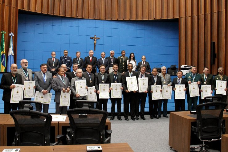 Imagem: Mais de 20 homenageados receberam a Comenda "Coronel Pedro José Rufino"