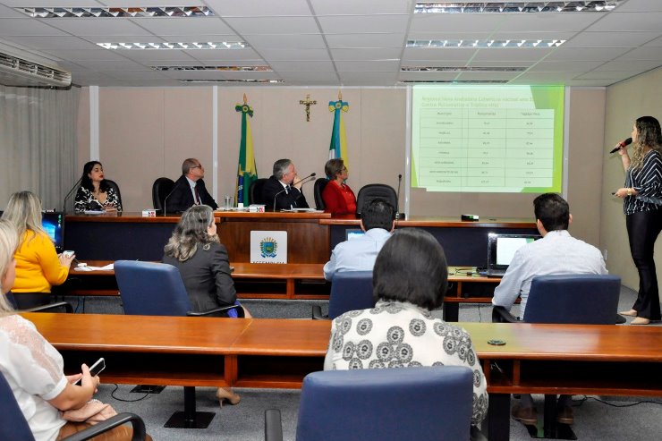 Imagem: Palestra sobre os dados de cobertura vacinal de MS com a diretora geral de Vigilância de Saúde da SES, Larissa de Arruda