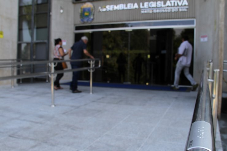 Imagem: Corrimão em braille e recepção adaptada estão entre as ações da ALMS para garantir mais acessibilidade