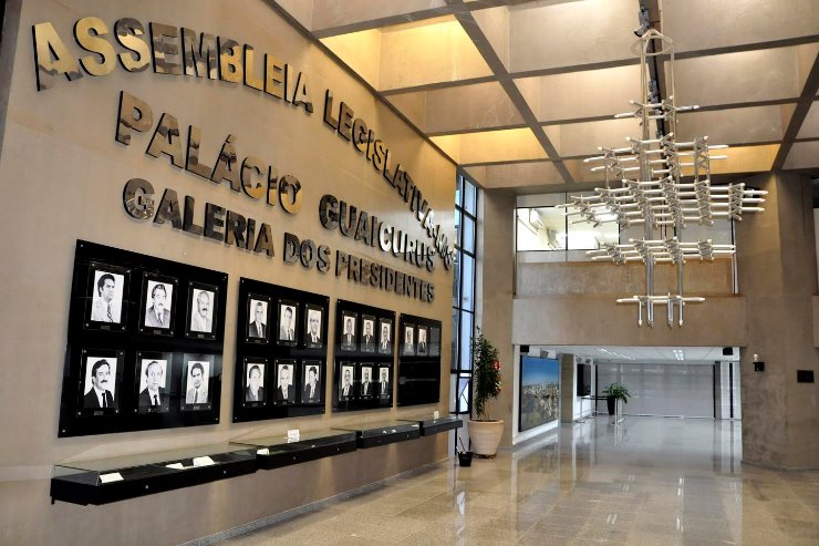 Imagem: Área de acesso ao saguão da Assembleia Legislativa; passado da Casa reside na memória de antigos servidores