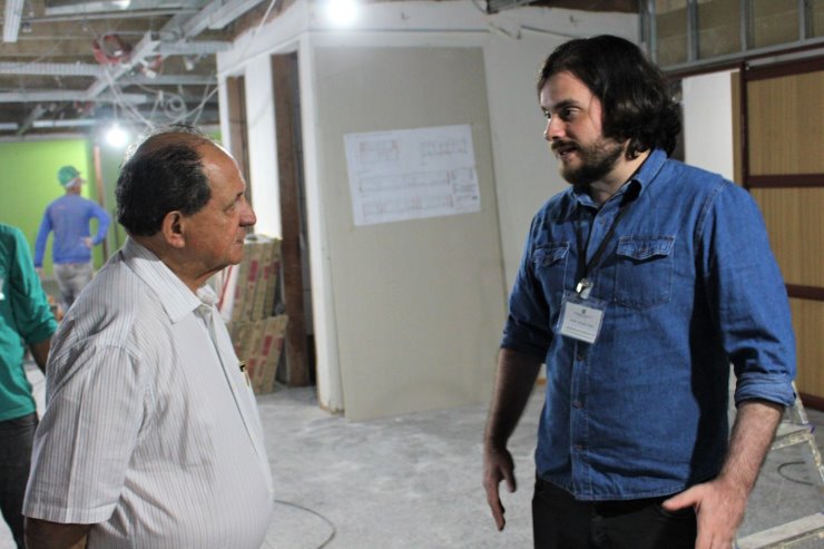 Imagem: Primeiro secretário, deputado Zé Teixeira, e Neder Schabib Péres, arquiteto responsável pelas obras de reforma, durante vistoria das instalações 
