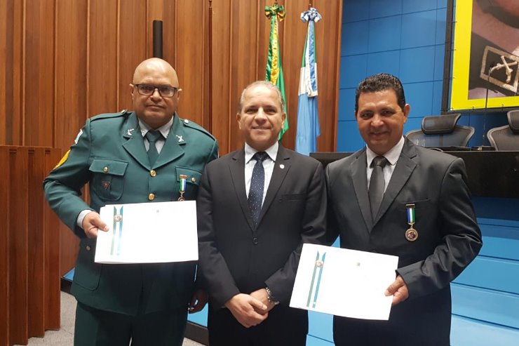 Imagem:  Comenda foi entregue a homens e mulheres das duas corporações que contribuíram para o desenvolvimento do Estado