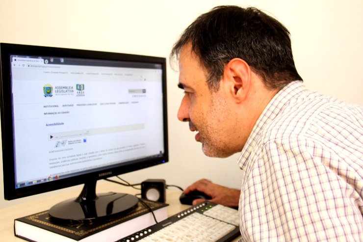 Imagem: Pedagogo André Bruno navega no site da Assembleia Legislativa, usando recursos de acessibilidade