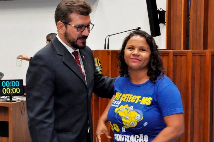 Imagem: A presidente do Sintect, Elaine Oliveira esteve presente por proposição do deputado Pedro Kemp